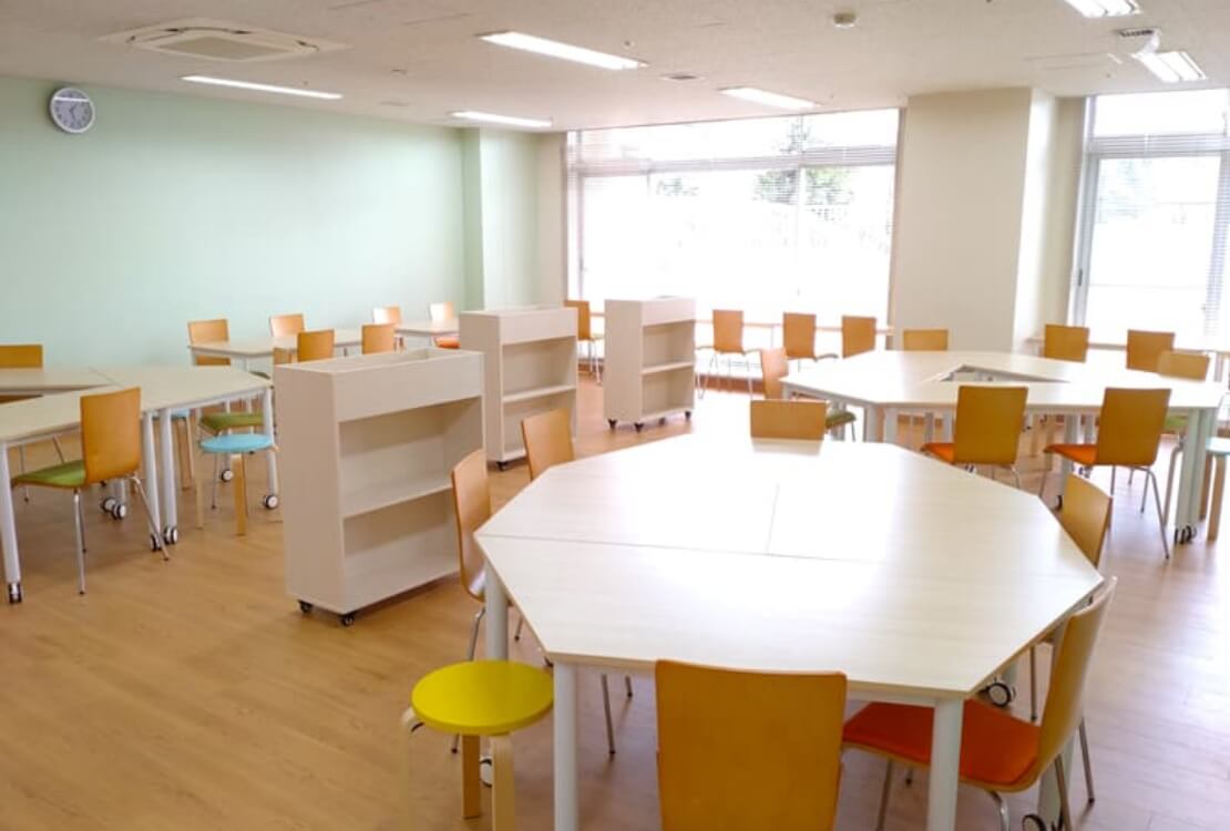 和めるカフェ風の学生ラウンジ